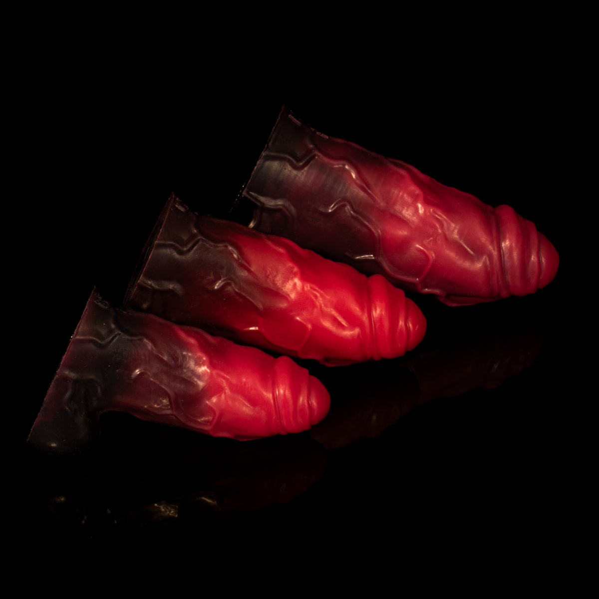 Dildo realista Monster D Bane com dupla densidade e base firme