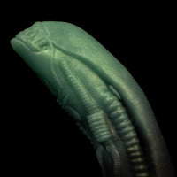 D-Alien da Monster D sobre fundo neutro, ressaltando os detalhes esculturais