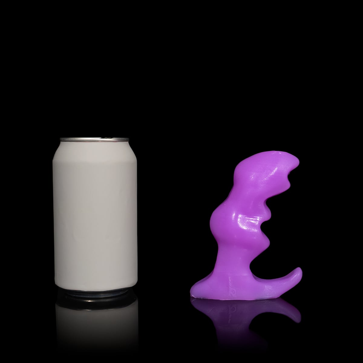 Curvas envolventes e base vibratória: Joy é o plug anal grosso da Monster D que joga junto