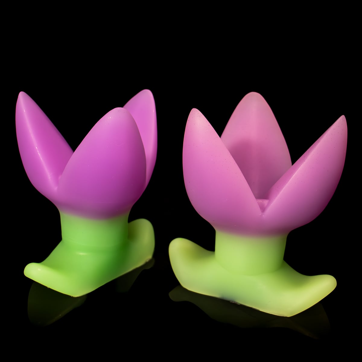 Plug anal Flower Monster D com três pétalas em rosa vibrante para prazer que se abre em camadas