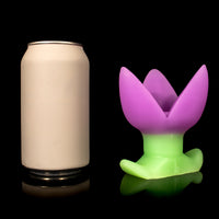 Plug Flower Monster D em rosa e verde com três pétalas que se abrem para prazer profundo