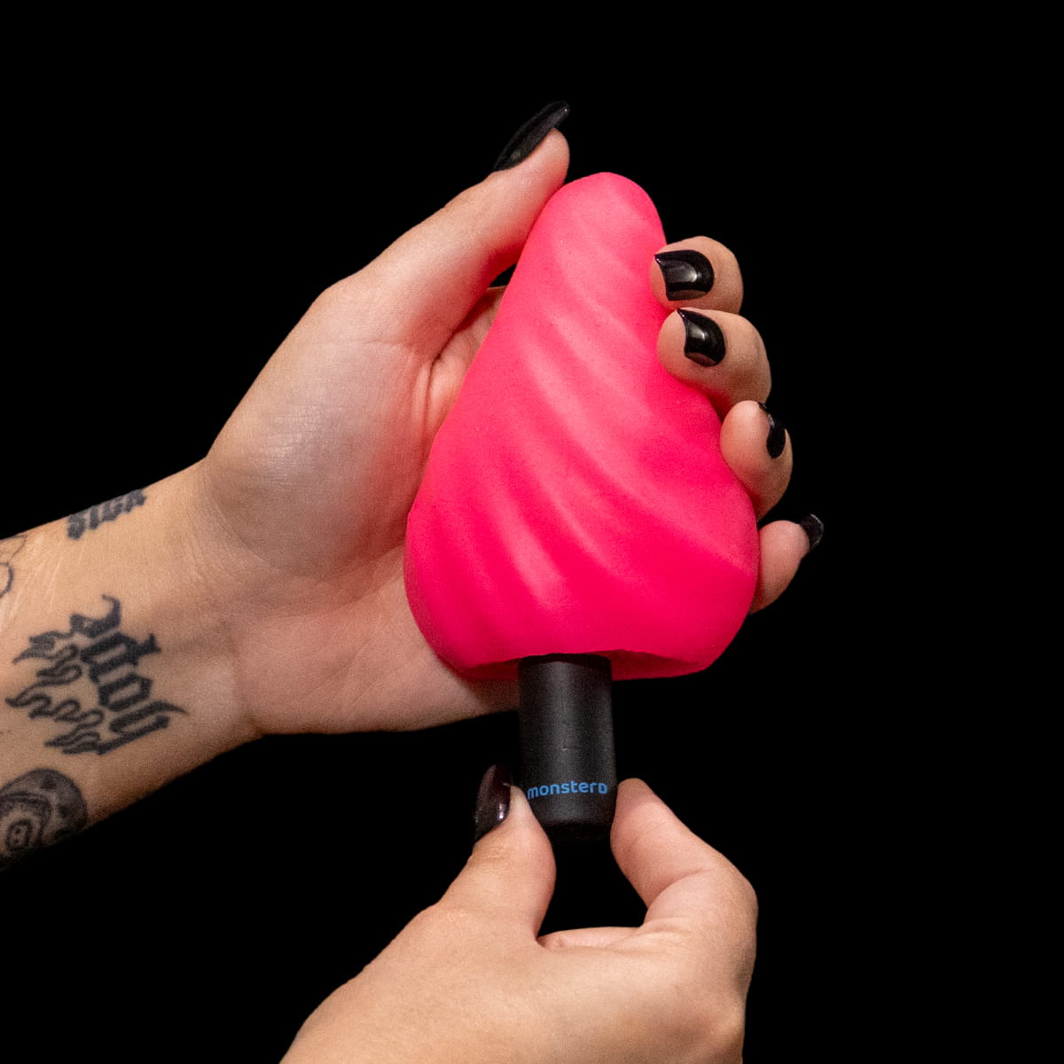 Vibrador de clitóris Sense Twitch da Monster D com curvas que provocam arrepios
